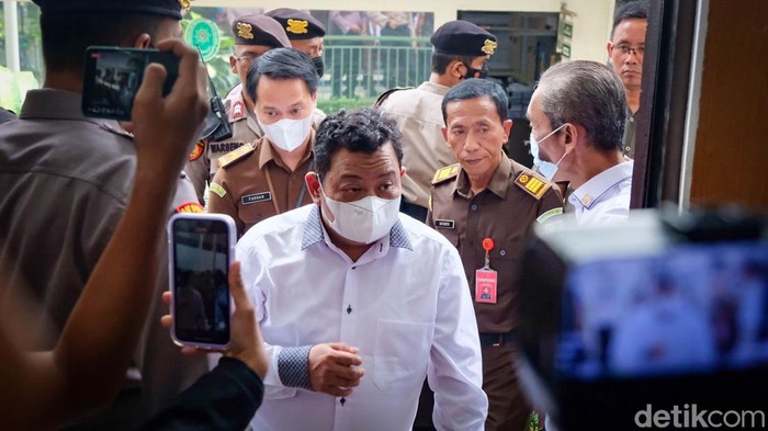Kuat Maruf menjalani sidang tuntutan kasus pembunuhan Brigadir Yosua Hutabarat. Sidang tuntutan digelar di Pengadilan Negeri Jakarta Selatan.