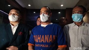 Penampilan Ferry Irawan Berbalut Baju Tahanan