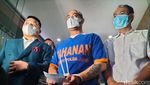 Penampilan Ferry Irawan Berbalut Baju Tahanan