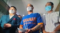 Ferry Irawan membawa sebuah kertas berisi surat ditujukan untuk Venna Melinda (Foto: Deny Prastyo)
