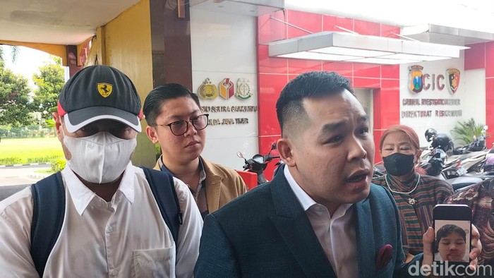 Ferry Irawan didampingi kuasa hukumnya tiba di Polda Jatim
