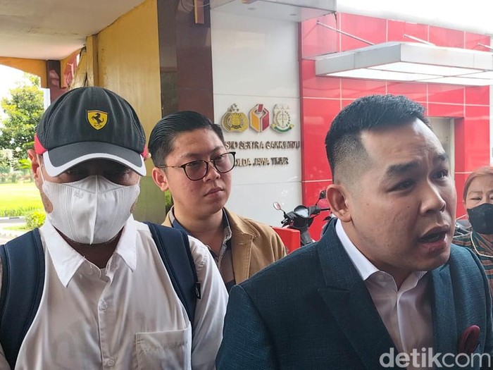 Ferry Irawan didampingi kuasa hukumnya tiba di Polda Jatim