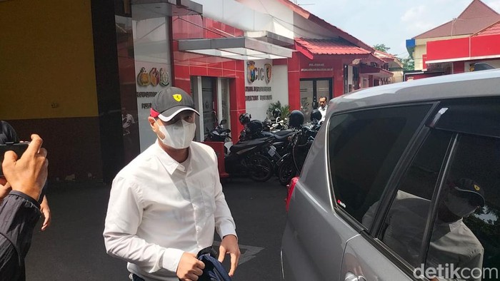 Ferry Irawan didampingi kuasa hukumnya tiba di Polda Jatim