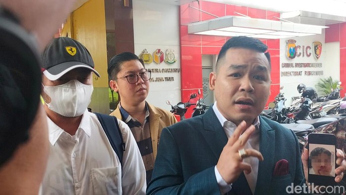 Ferry Irawan didampingi penasihat hukumnya dari Hotma Sitompul Law Firm, Jeffry Simatupang