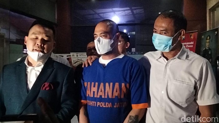 ferry irawan ditahan usai diperiksa 6 jam sebagai tersangka di mapolda jatim