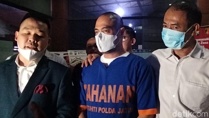 ferry irawan ditahan usai diperiksa 6 jam sebagai tersangka di mapolda jatim