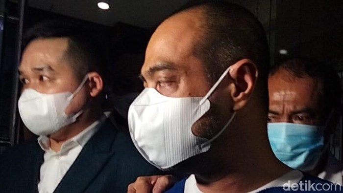 ferry irawan ditahan usai diperiksa 6 jam sebagai tersangka di mapolda jatim
