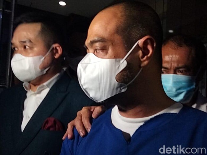 ferry irawan ditahan usai diperiksa 6 jam sebagai tersangka di mapolda jatim
