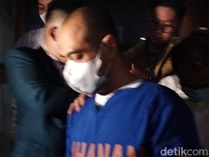 ferry irawan ditahan usai diperiksa 6 jam sebagai tersangka di mapolda jatim