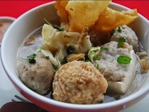 Doyan Banget, Bule Liverpool Ini Makan 3 Mangkok Bakso Malang Sekaligus