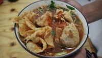 Perpaduan antara bakwan Malang dan bakso Bogor ada di Bakso Malang Malbog di Jalan Raya Bojong Palengseran, Bogor. Selain rasanya yang enak, harganya mulai dari Rp 8.000an ini aman di kantong pelanggan. Foto: Instagram/Istimewa
