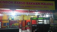 Banyak pelanggan yang datang rela mengantre untuk menikmati bakwan Malang yang murah meriah ini. Berlokasi di Jalan Raya Ciomas Kreteg, Bogor, Pondok Bakso Bakwan Malang RN membanderol menunya hanya seharga Rp 12.000an saja. Foto: Instagram/Istimewa