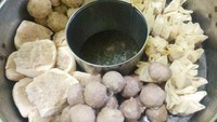 Pelayanan yang ramah dengan ukuran bakso yang besar-besar membuat pelanggan yang datang merasa puas. Bakso Malang Bujana ini berlokasi di Jalan Kapten Yusuf, Bogor dengan harga per porsinya Rp 18.000an saja. Foto: Instagram/Istimewa