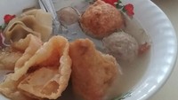 Kedai Bakso Malang Cacak dikenal sebagai spesialis penyaji makanan Jawa Timur. Berada di Jalan Nusantara Raya, Pancoran Mas, Depok, harga seporsi baksonya yang segar dibanderol mulai Rp 20.000an. Foto: Instagram/Istimewa