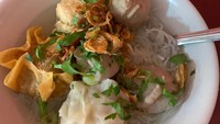 Adonan bakso yang kenyal dengan kuah kaldu yang gurih lembut membuat Bakso Malang Karnot dinobatkan sebagai bakwan Malang terenak di Bogor. Lokasinya di Jalan Malabar No.1, Bogor dibanderol murah meriah mulai dari Rp 15.000an saja. Foto: Instagram/Istimewa