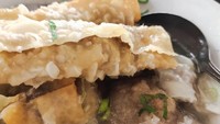 Menu-menu sederhana tetapi komplet tersedia di Bakso Bakwan Khas Malang, Jalan Durian Raya No.26, Bogor. Hanya butuh membayar Rp 18.000an, kamu sudah bisa menikmati seporsi bakwan Malang dengan kuah yang hangat. Foto: Instagram/Istimewa