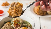 Punya banyak varian isian, Bakso Bakwan Malang Cak Su Kumis ini rasanya premium. Per buahnya dibanderol Rp 6.000 dan tempat makannya di Jalan Pengadegan Utara V No.1, Jakarta Selatan juga nyaman untuk berlama-lama. Foto: Instagram/Istimewa