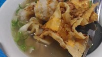 Kuah kaldunya yang gurih lembut, membuat Bakwan Malang Kanjuruhan ini nyaman untuk dinikmati. Harga seporsi bakwan Malang ini dibanderol Rp 25.000 dan bisa disambangi di Jalan Mampang Prapatan, Jakarta Selatan. Foto: Instagram/Istimewa