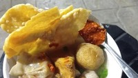 Dijajakan dengan gerobak kaki lima, seporsi bakwan Malang seharga Rp 25.000 tak akan membuat menyesal untuk dinikmati. Penjualnya biasa memangkal di Jalan Tebet Raya No.128, Jakarta Selatan. Foto: Instagram/Istimewa