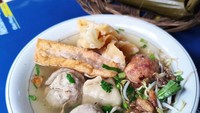 Adonan bakso yang kenyal ditambah pangsit goreng yang renyah membuat rasa Bakwan Malang Cak Bedjo sayang untuk dilewatkan. Berada di Jalan Pengayoman 2, Utan kayu, Jakarta Timur seporsinya bisa dibeli mulai dari Rp 20.000an saja. Foto: Instagram/Istimewa