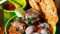 Isiannya yang melimpah membuat Bakwan Malang 79 ini tak pernah gagal memuaskan pelanggannya. Berada di Jalan Doktor Soepomo No.28, harga seporsi bakwan Malangnya bisa dibeli mulai Rp 20.000an saja. Foto: Instagram/Istimewa