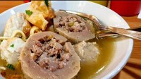 Bakso dengan isian daging cincang yang besar di sini dijamin akan memuaskan pelanggannya. Jagoan Bakso Malang menawarkan seporsi bakwan Malang seharga Rp 25.000an yang nikmat otentik di Mall Kuningan City, Karet, Jakarta Selatan. Foto: Instagram/Istimewa