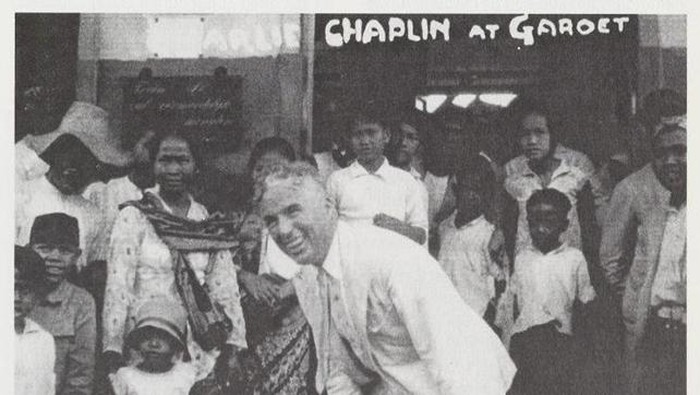 Foto koleksi Ernst Drissen dengan caption Charlie Chaplin di depan peron Stasiun Garut, 1932. Pada foto terdapat coretan “Chaplin at Garoet”.