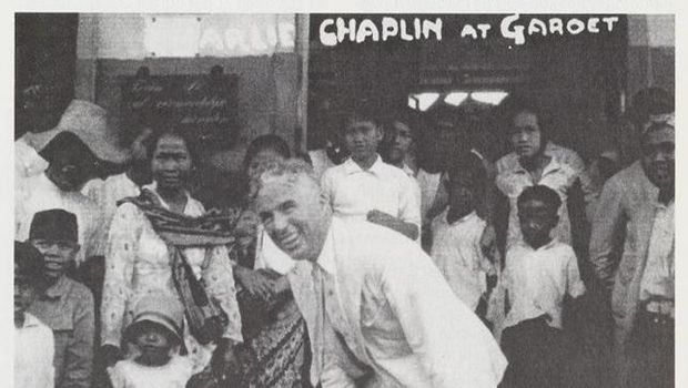 Foto koleksi Ernst Drissen dengan caption Charlie Chaplin di depan peron Stasiun Garut, 1932. Pada foto terdapat coretan 
