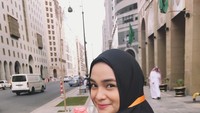 Terakhir ada momennya saat umroh. Kala itu ia menikmati es krim cone yang menjadi favoritnya di sana. Foto: Instagram @gabymarissa
