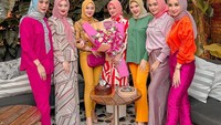 Seperti yang terlihat dalam momen ini. Mereka berkumpul di sebuah restoran untuk merayakan hari ulang tahun salah satu teman. Tak lupa ada kue ulang tahun di sana.Foto: Instagram @gabymarissa