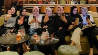 Tak kalah kompak, begini gaya Gaby Marissa dan geng sosialitanya saat nongkrong di sebuah restoran mewah. Menikmati minuman dan berpose dengan gaya kompak. Foto: Instagram @gabymarissa