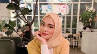 Mampir di sebuah restoran, Gaby Marissa memesan menu nasi goreng dengan lauk telur balado. Sebelum dimakan, ia pun berpose bersama dengan menu pesanannya tersebut. Foto: Instagram @gabymarissa