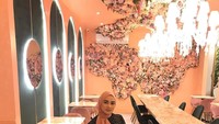Gaby Marissa sendiri memang sering nongkrong di kafe kekinian. Banyak momennya saat nongkrong, seperti saat ngopi di kafe nuansa pink dengan hiasan bunga ini. Foto: Instagram @gabymarissa