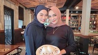 Saat hari ulang tahun, Gaby Marissa pun mendapat kejutan dari teman-temannya. Begini keseruan mereka saat memberikan kejutan kue ulang tahun. Foto: Instagram @gabymarissa