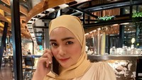 Begini posenya saat kulineran seru di restoran mewah. Sambil menunggu pesanan, ia memanfaatkan waktu sambil berpose candid. Foto: Instagram @gabymarissa