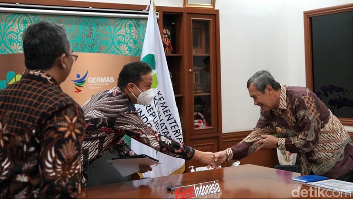 Gubernur Riau Syamsuar bertemu dengan Menkes Budi Sadikin di Jakarta.