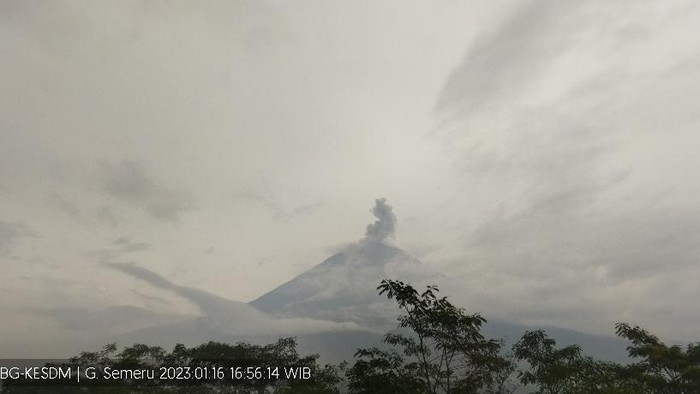 gunung semeru erupsi pukul 16.55 WIB, Senin (16/1/2023)