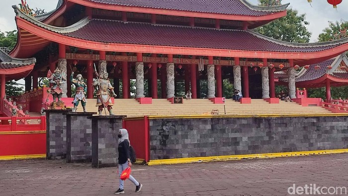 Klenteng Sam Poo Kong Semarang bersiap untuk merayakan Imlek, Senin (16/1/2023).
