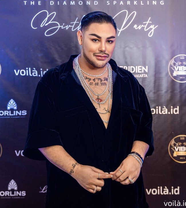 Melihat penampilan baru Ivan Gunawan tak sedikit yang memberikan pujian. Beberapa menyebut jika wajahnya jadi terlihat seperti aktor Turki. Berasa liat aktor2 dari Turki... komentar salah seorang netizen. Foto: Instagram/@ivan_gunawan
