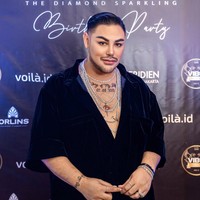 Melihat penampilan baru Ivan Gunawan tak sedikit yang memberikan pujian. Beberapa menyebut jika wajahnya jadi terlihat seperti aktor Turki. Berasa liat aktor2 dari Turki... komentar salah seorang netizen. Foto: Instagram/@ivan_gunawan