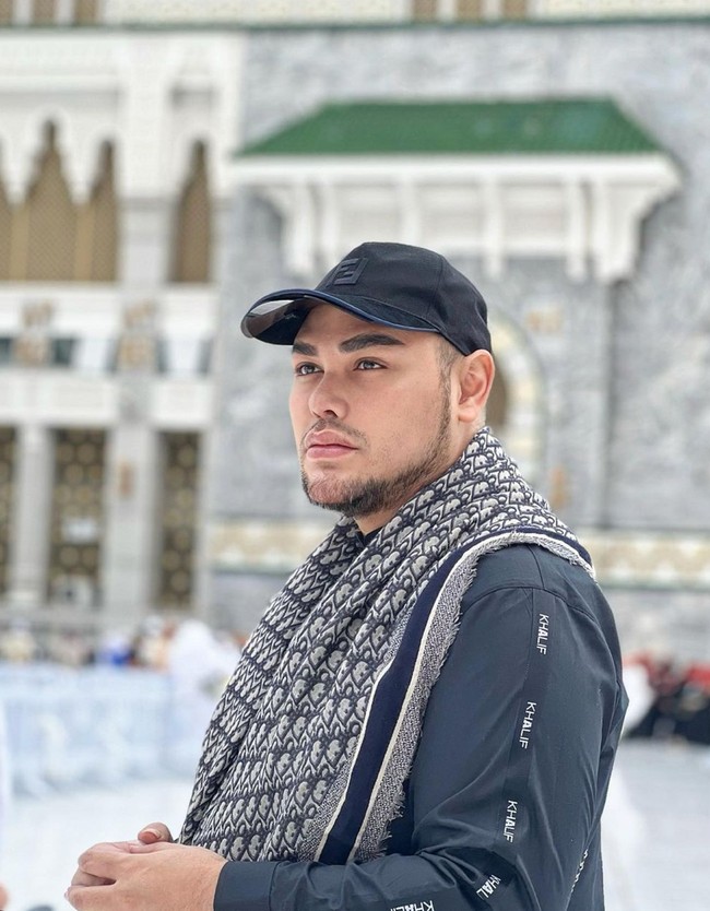 Dengan wajah barunya Ivan Gunawan jadi terlihat semakin percaya diri. Melalui akun Instagram pribadinya ia kerap memamerkan foto-foto wajah terbarunya. Foto: Instagram/@ivan_gunawan