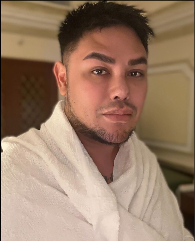 Tampil natural tanpa pulasan makeup berlebih, begini penampilan Ivan Gunawan saat menjalani ibadah Umrah. Wajahnya tampak tirus dan hidungnya pun semakin mancung. Foto: Instagram/@ivan_gunawan