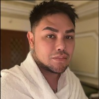 Tampil natural tanpa pulasan makeup berlebih, begini penampilan Ivan Gunawan saat menjalani ibadah Umrah. Wajahnya tampak tirus dan hidungnya pun semakin mancung. Foto: Instagram/@ivan_gunawan