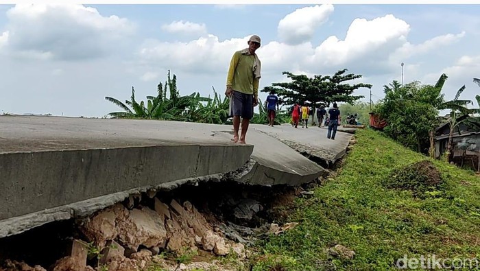 jalan ambles di lamongan karena tanah gerak