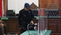 Sterilisasi di sejumlah ruang sidang PN Surabaya tersebut dilakukan untuk mengamankan jalannya sidang kasus tragedi Stadion Kanjuruhan Malang.