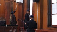 Sidang perdana tragedi Kanjuruhan, Malang, digelar di Pengadilan Negeri (PN) Surabaya pada Senin (16/1) ini pukul 10.00 WIB. Sidang digelar secara daring (online).