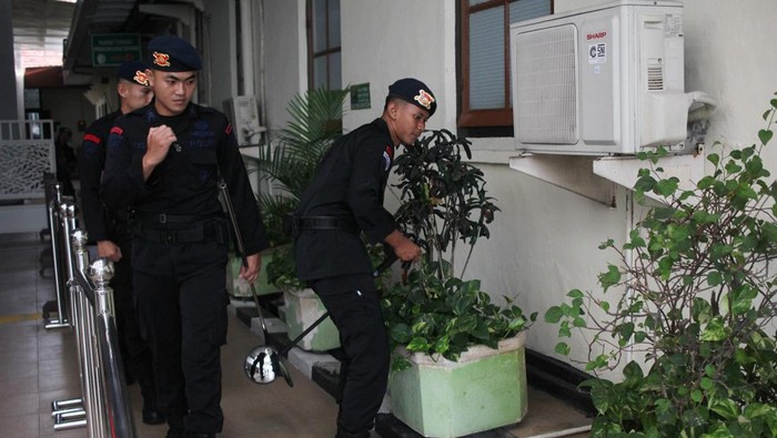 Jelang Sidang Tragedi Kanjuruhan, PN Surabaya Disterilisasi Personel Detasemen Gegana Satbrimob Polda Jawa Timur melakukan sterilisasi ruang sidang di Pengadilan Negeri Surabaya, Surabaya, Jawa Timur, Senin (16/1/2023).
Sterilisasi di sejumlah ruang sidang PN Surabaya tersebut dilakukan untuk mengamankan jalannya sidang kasus tragedi Stadion Kanjuruhan Malang. ANTARA FOTO/Didik Suhartono/rwa.