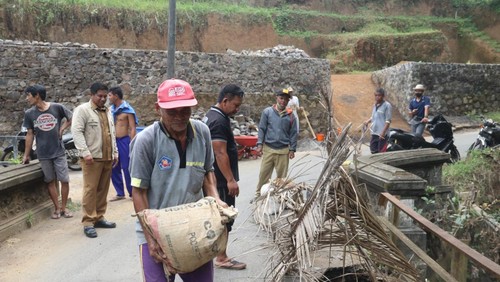 Jembatan penghubung Jinengdalem dan Poh Bergong, Buleleng, rusak hingga tidak bisa dilalui kendaraan roda empat (mobil).