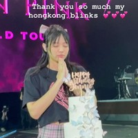 Thank you so much my hongkong blinks 💕💕💕 tulis Jennie BLACKPINK sebagai keterangan fotonya. Foto: dok. Instagram @jennierubyjane