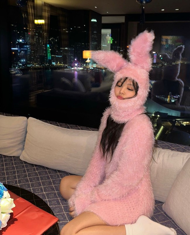 Untuk perayaan ulang tahunnya, Jennie BLACKPINK tampil memesona memakai furry dress berwarna pink. Dia juga bunny balaclava serasi dan terlihat bak seekor kelinci. Foto: dok. Instagram @jennierubyjane